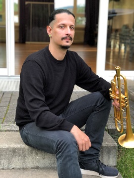 Stephan Reissig, sitzend mit Trompete in der linken Hand
